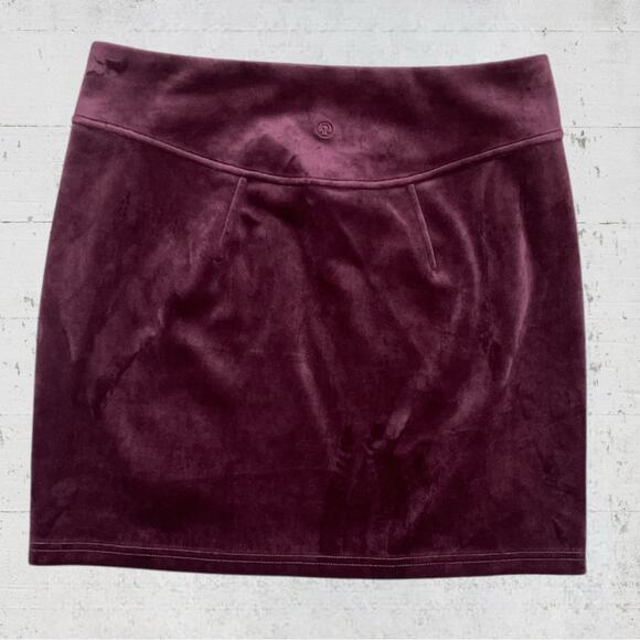 Lululemon Scuba High-Rise Mini Skirt
Velvet Garnet Size M Luxurious Soft - Picture 4 of 8